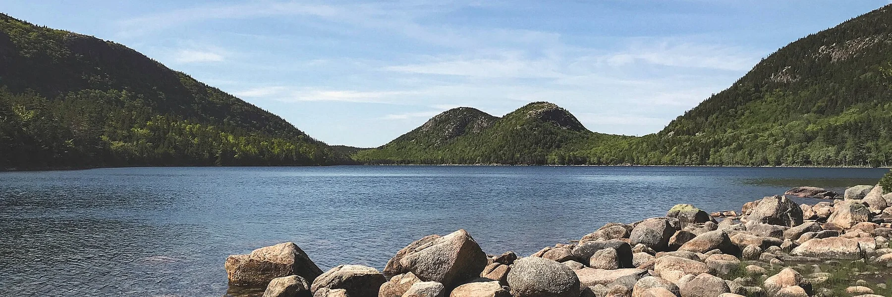 Jordan Pond and the rounded Bubbles under a clear sky