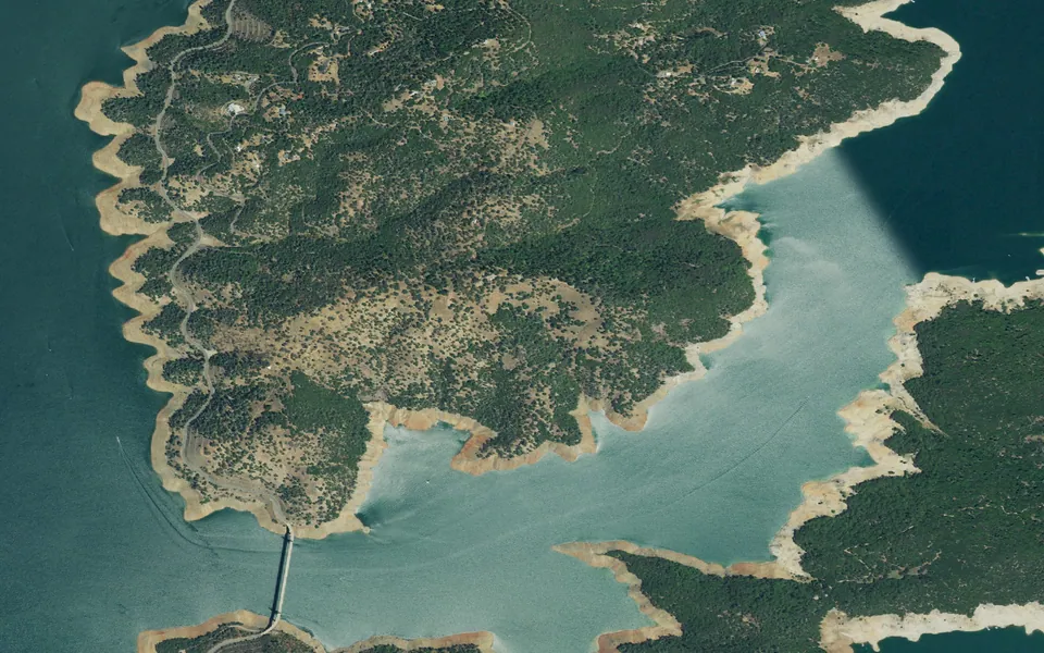 Aerial view centered on Lake Oroville Floating Campsites