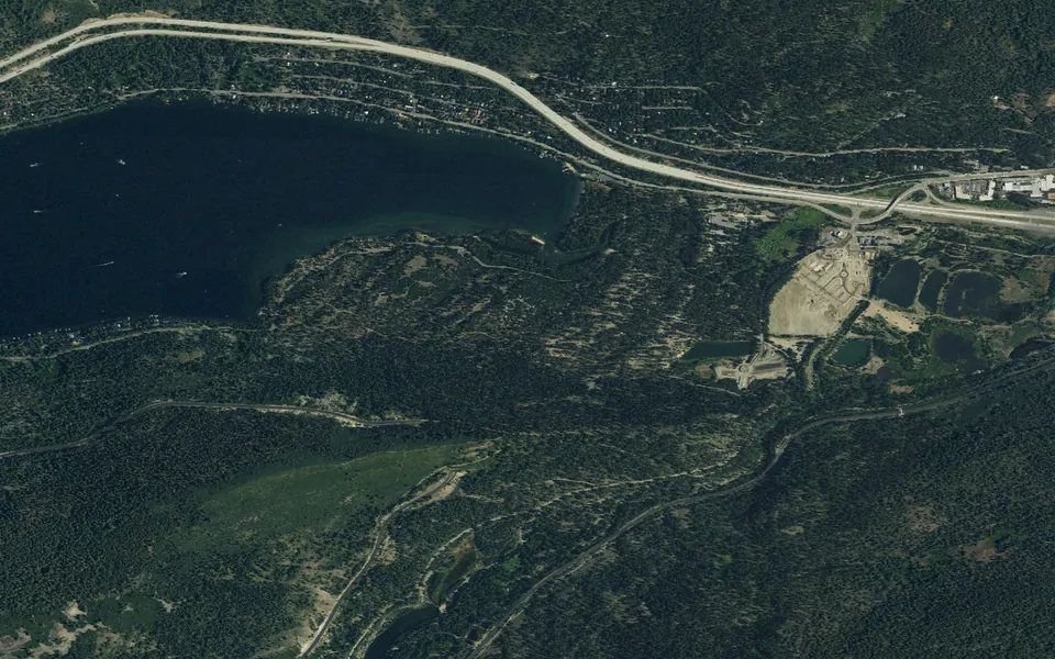 Aerial view centered on Splitrock CG