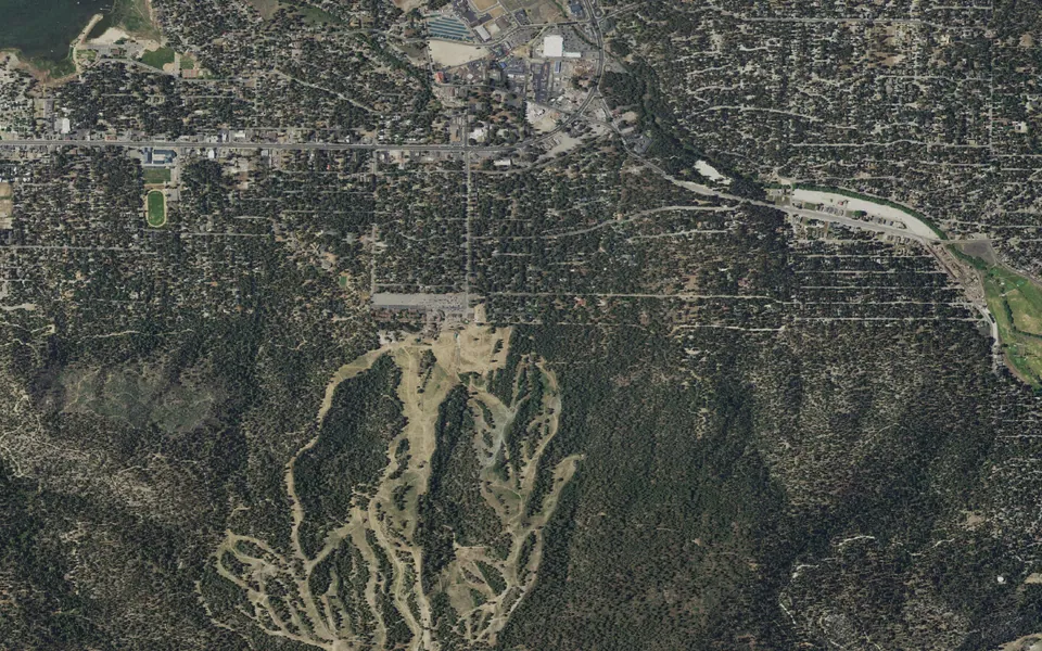 Aerial view centered on Pineknot