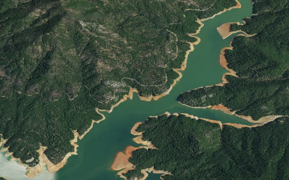 Aerial view centered on Dekkas Rock