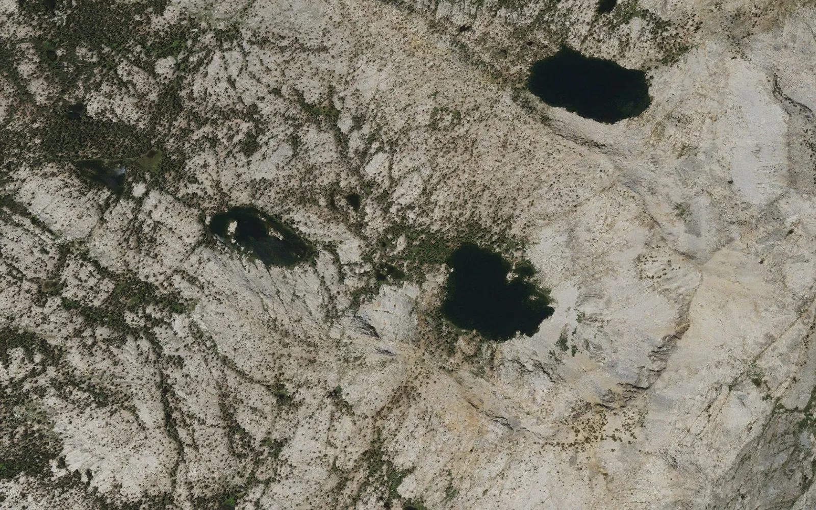 Aerial view centered on Middle & Upper Chain Lakes camp area