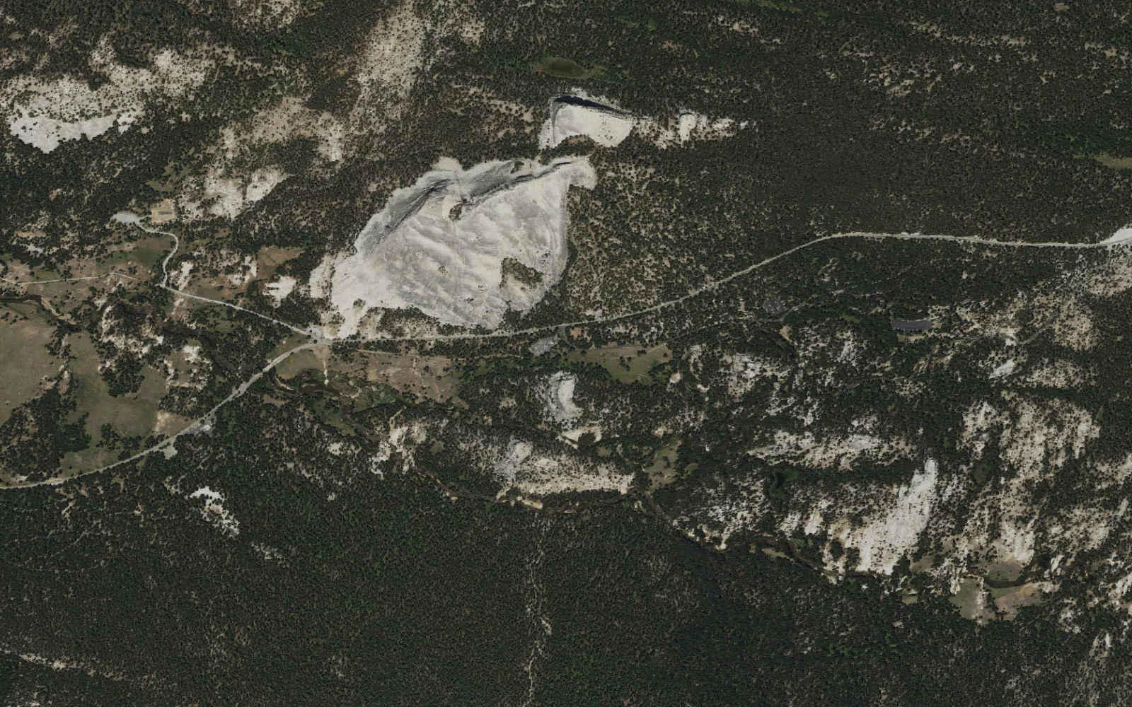 Aerial view centered on Lyell Canyon / Rafferty Creek Trailhead