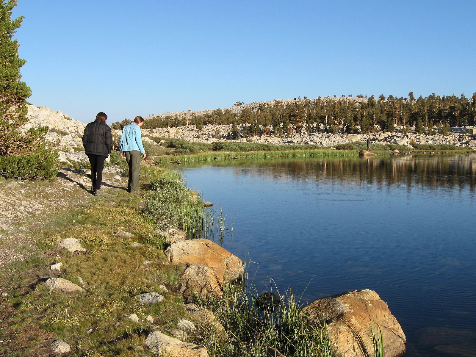 High-country lake terrain on the Cottonwood Lakes circuit