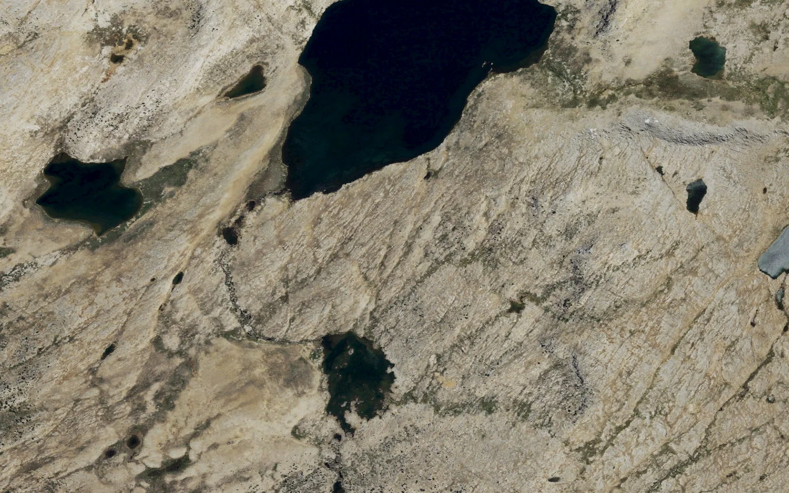 Aerial view centered on Humphreys Basin