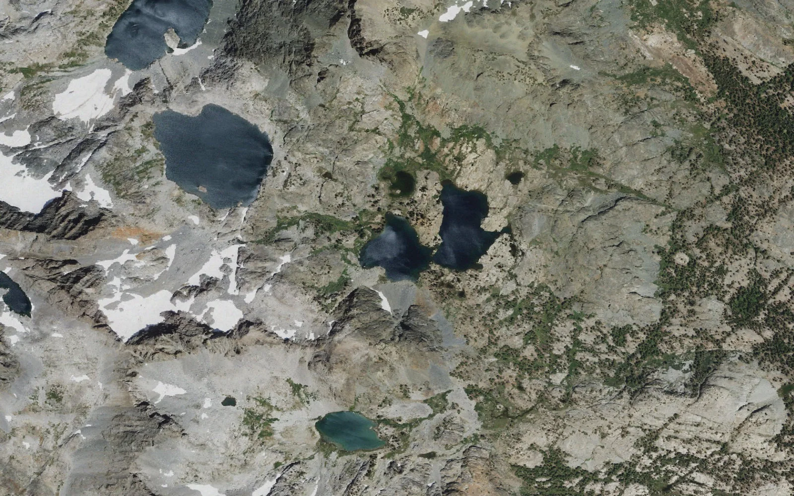Aerial view centered on Minaret Lake