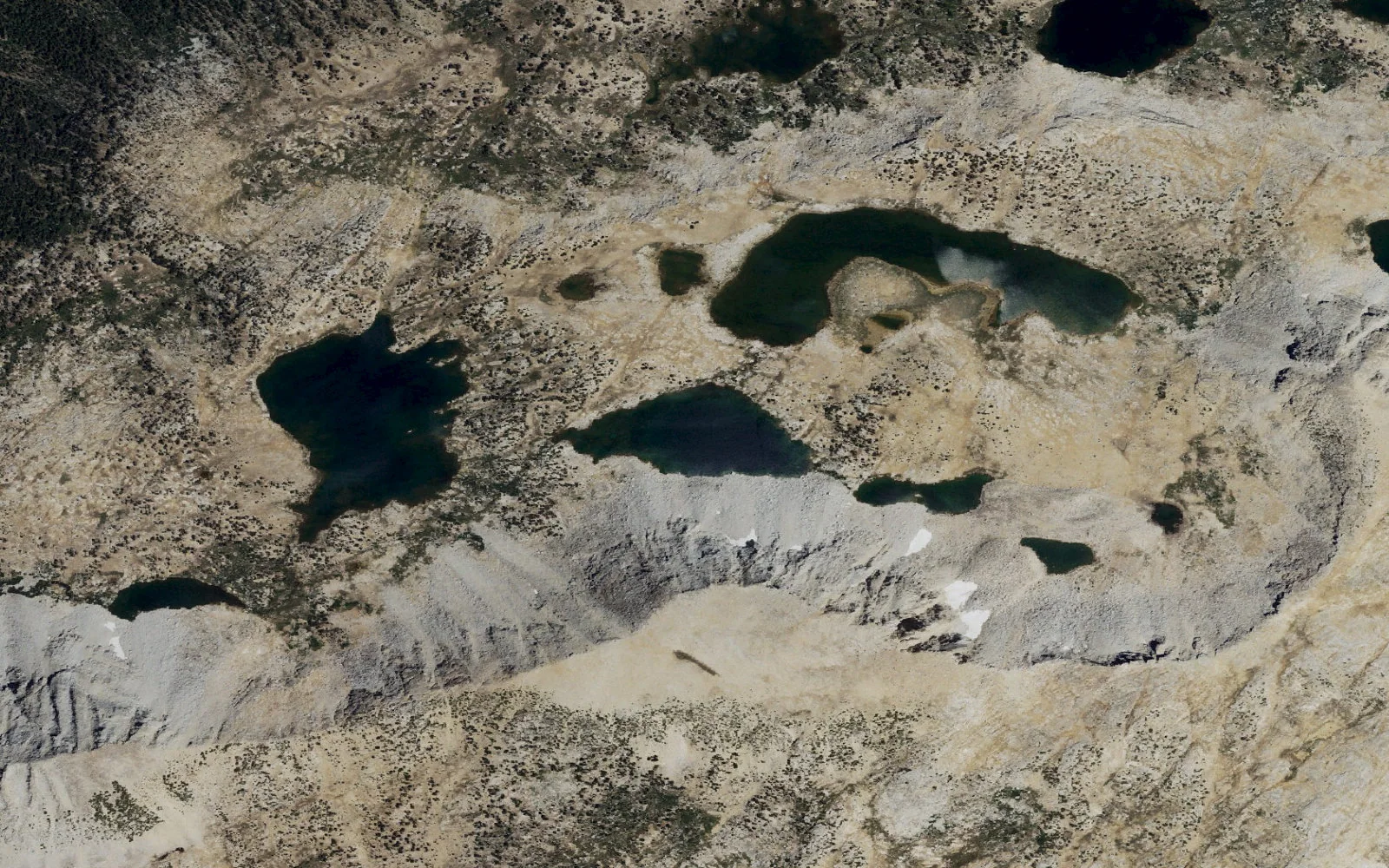 Aerial view centered on Paris Lake