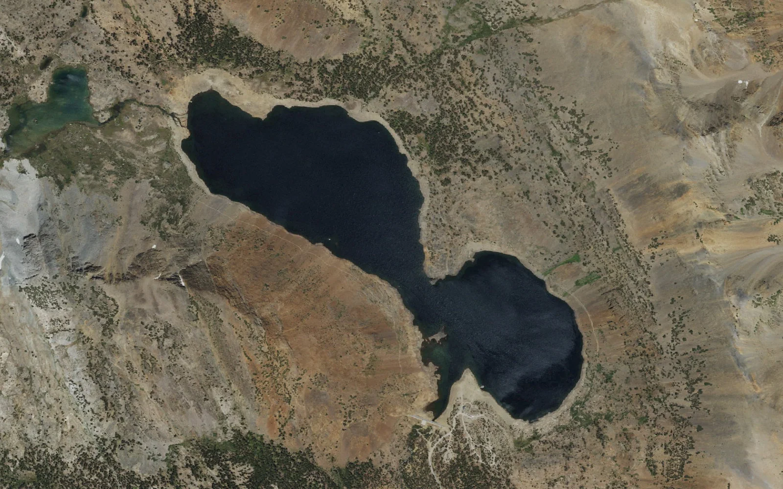Aerial view centered on Saddlebag Lake