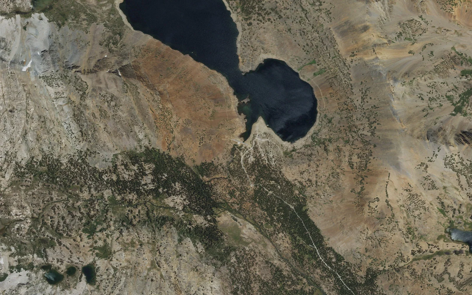 Aerial view centered on Saddlebag Lake Trailhead