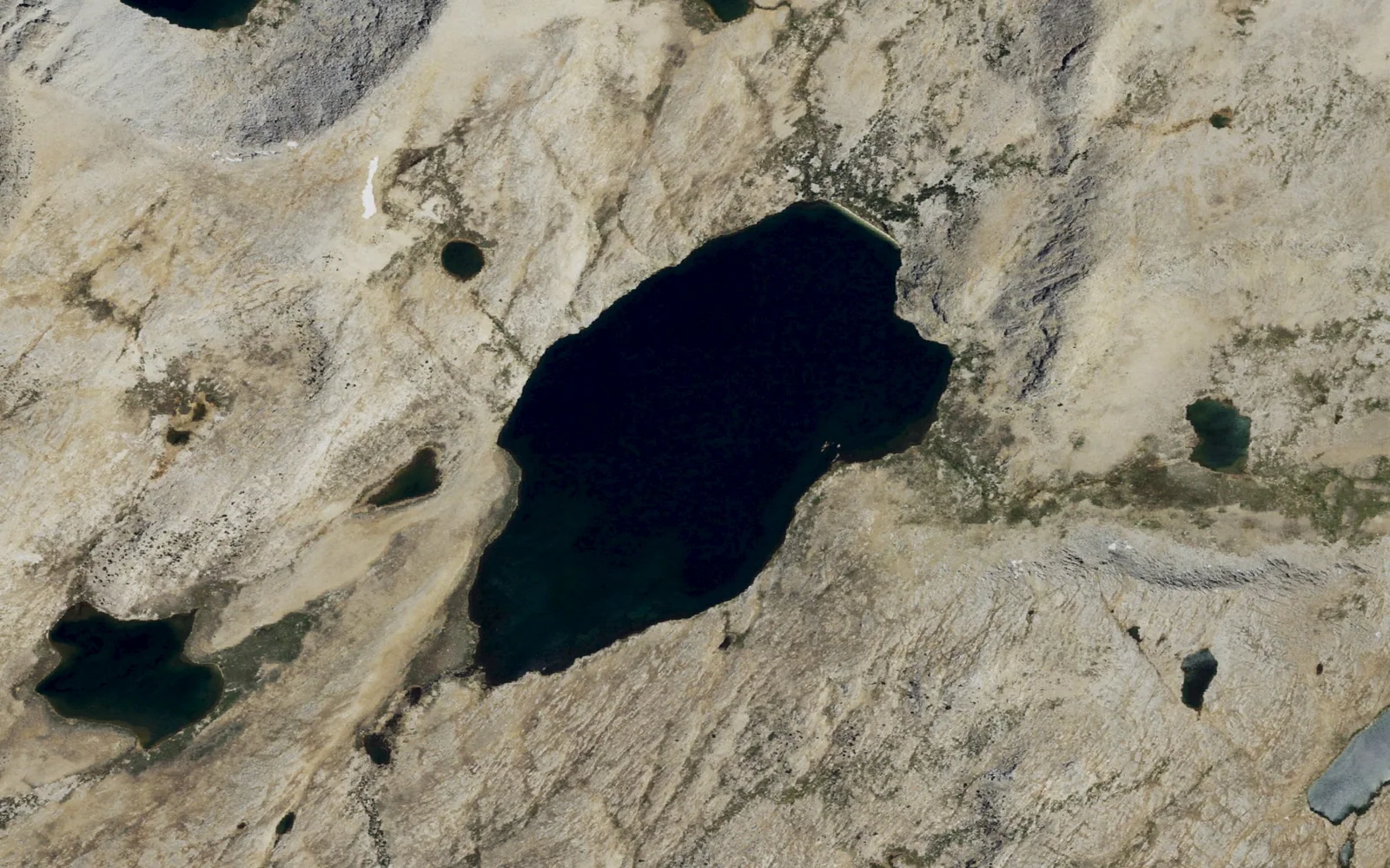 Aerial view centered on Desolation Lake in Humphreys Basin