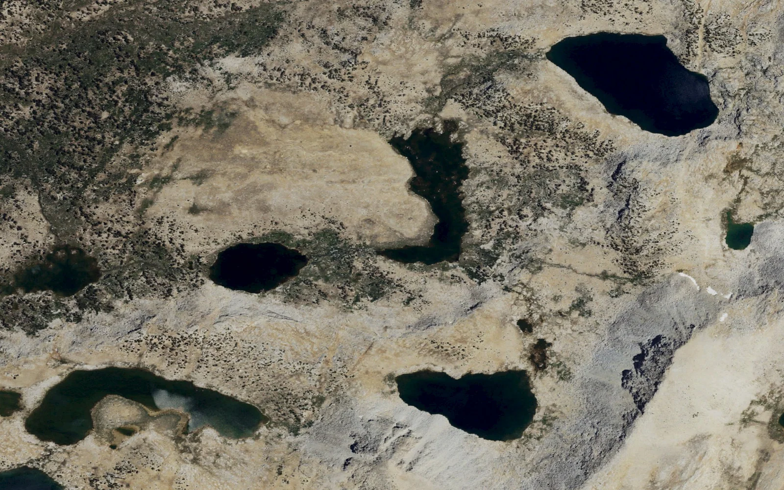 Aerial view centered on L Lake in Humphreys Basin