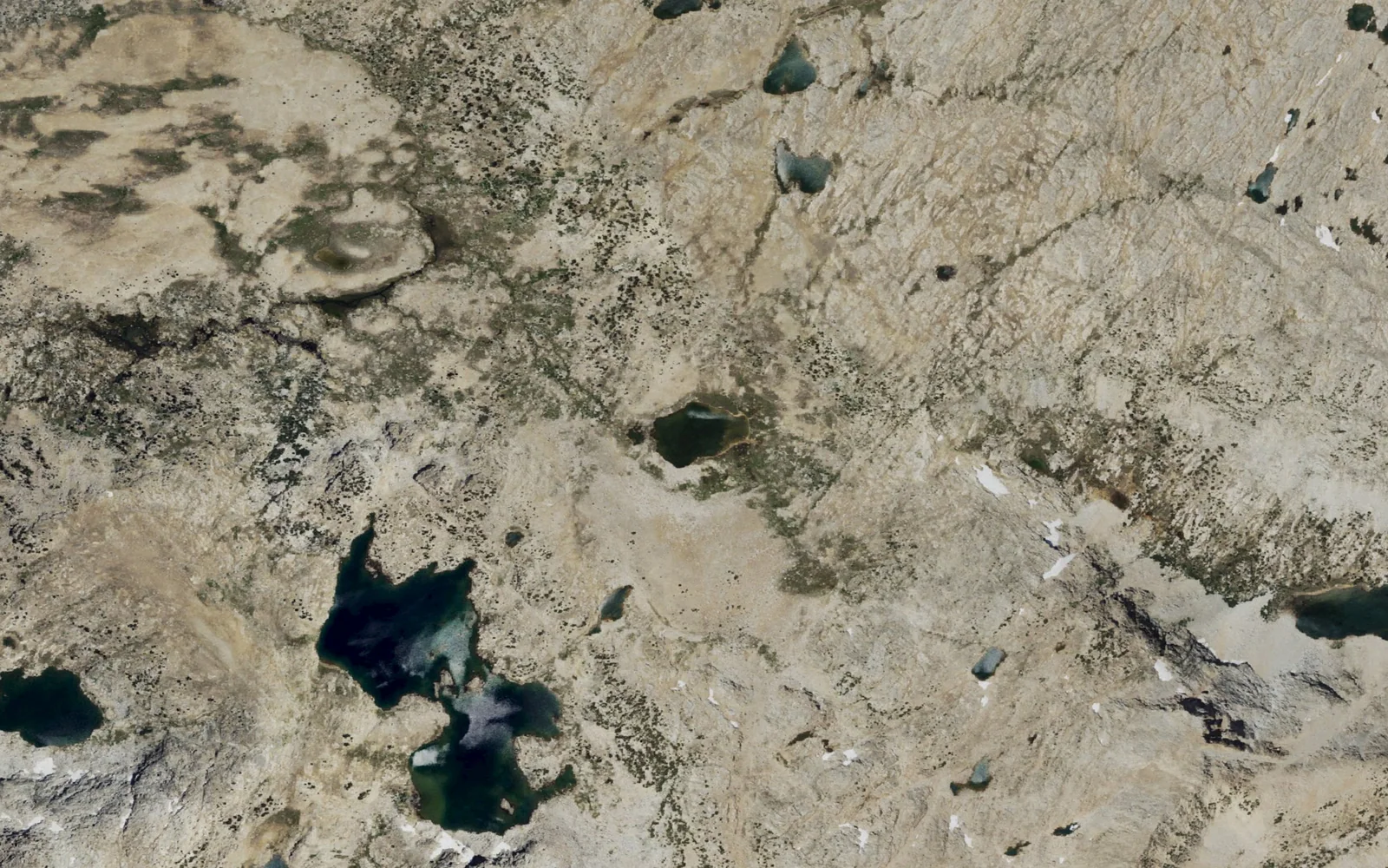 Aerial view centered on Summit Lake on the Piute Pass network