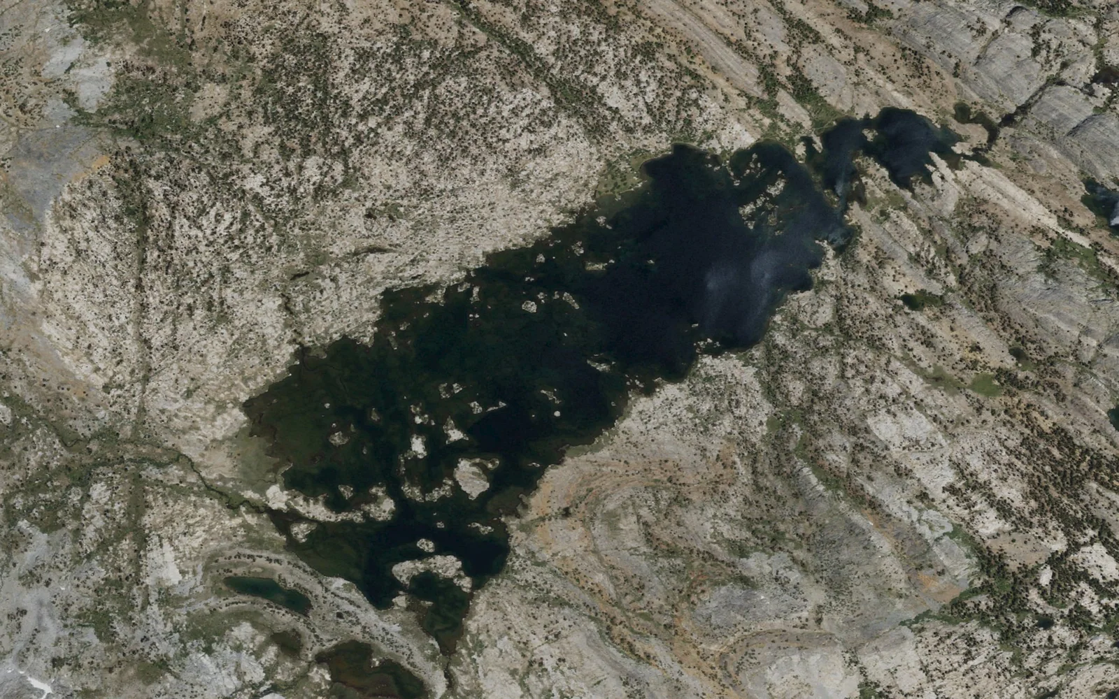 Aerial view centered on Thousand Island Lake